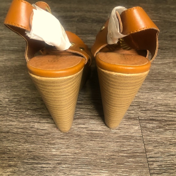 Wild Diva brown and gold wedges. - Picture 6 of 8